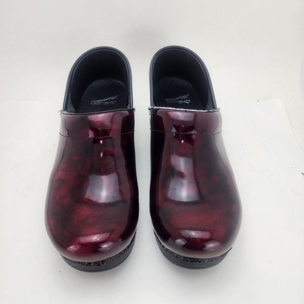 Dansko Size 39 Women's Nursing Clogs Red Patent Leather Slip On Round Toe Shiny